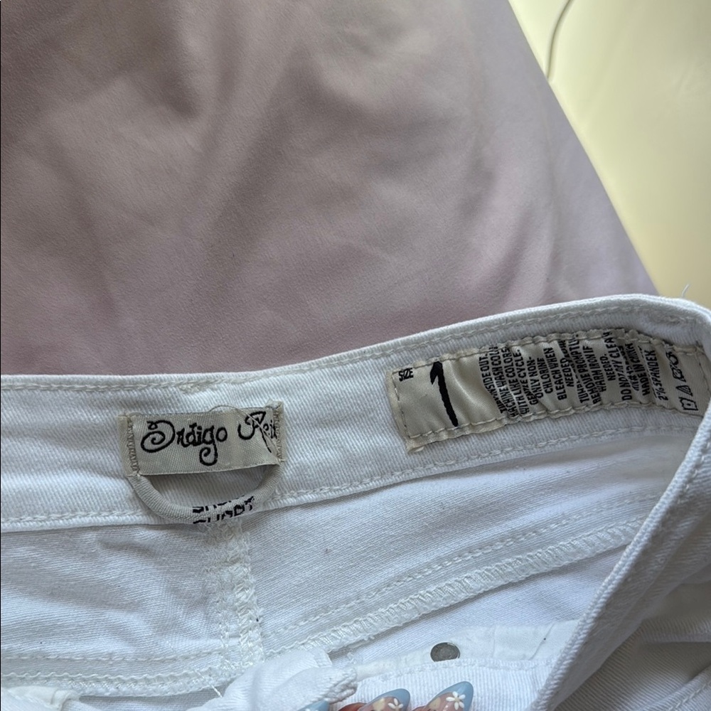 Indigo Rein White Jeans with Sleek Design